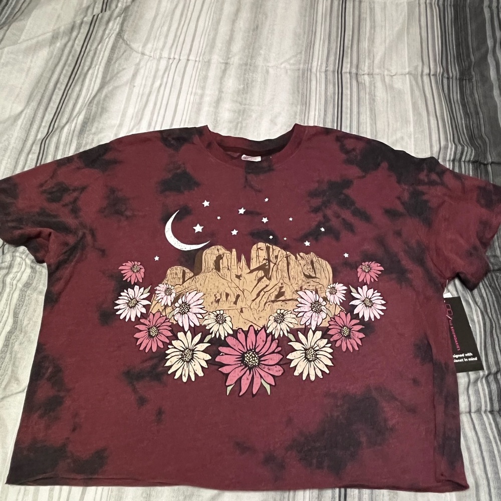 Cropped graphic tee